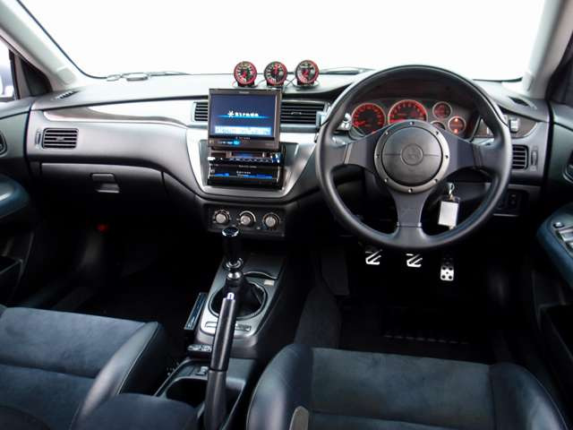 �������Y��Ƀ��[���N���[�j���O�ς݂ƂȂ�܂��B���΂��̌��ȏL����F���܂̏L����������܂���B����]�ɉ�����RECARO���Ȃǂ̃X�|�[�c�V�[�g�ɕύX���\�ł��B���C�y�ɂ����k�������܂�