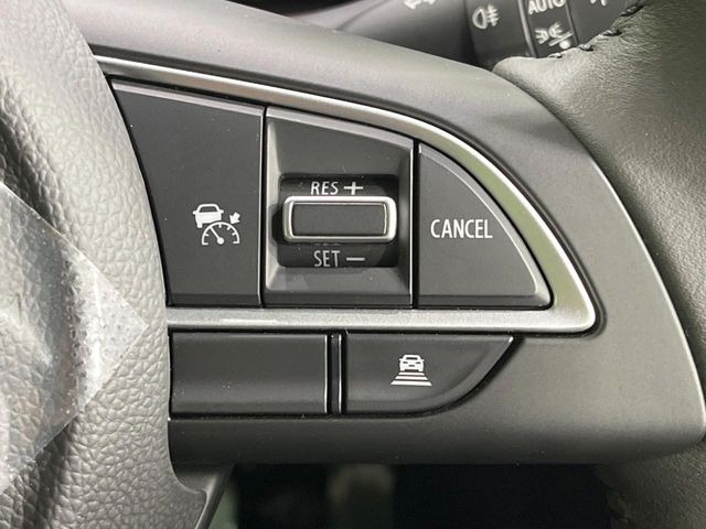 【レーダークルーズコントロール】高速道路での長距離走行が楽に!!自動で速度を保つクルーズコントロールが、衝突軽減システムと連携し、前方の車両を感知して車間を保つように速度調節してくれます!!