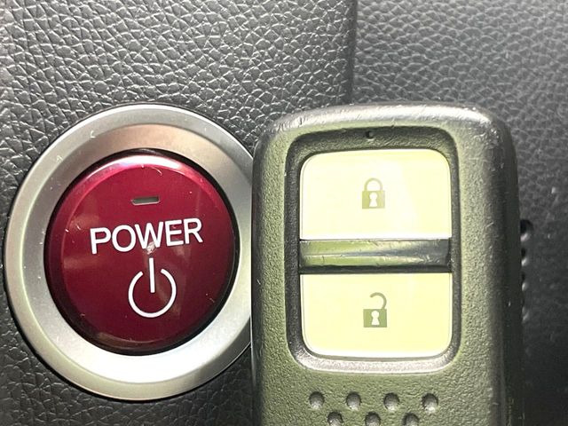 �yHonda�X�}�[�g�L�[�z�J�o����|�P�b�g�ɓ��ꂽ�܂܂ł��h�A�̎{���E�������\�ȃX�}�[�g�L�[�𑕔��B�G���W���̃I���E�I�t�����J�M�����o���K�v����������Ƃ��Ă��֗��ł���