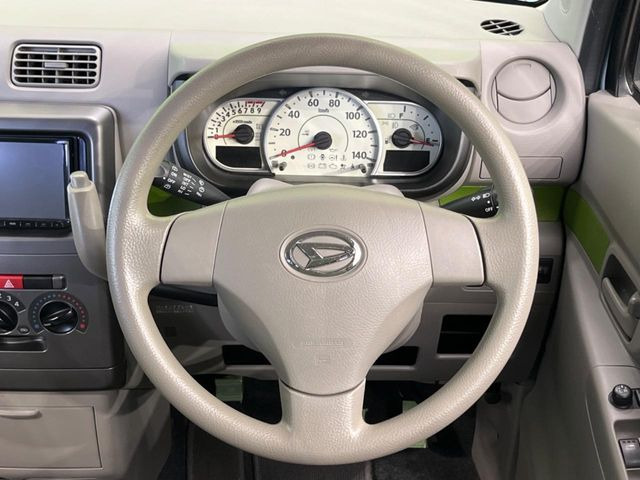 �C���e���A�ɍ��킹���f�U�C���̃X�e�A�����O�́A�^�]�������̂��Ƃ��l���A�^�]���₷���`��A�傫���ł��B�����x�A���ۂɐG���Ă��m���߂��������B