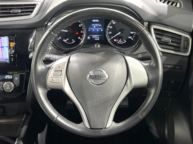 �C���e���A�ɍ��킹���f�U�C���̃X�e�A�����O�́A�^�]�������̂��Ƃ��l���A�^�]���₷���`��A�傫���ł��B�����x�A���ۂɐG���Ă��m���߂��������B
