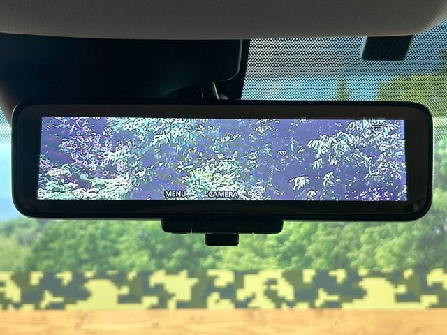 【インテリジェントルームミラー】後席の大きな荷物や同乗者で後方が確認しづらい時でも安心!カメラが撮影した車両後方の映像をルームミラー内に表示。クリアな視界で状況の確認が可能です!
