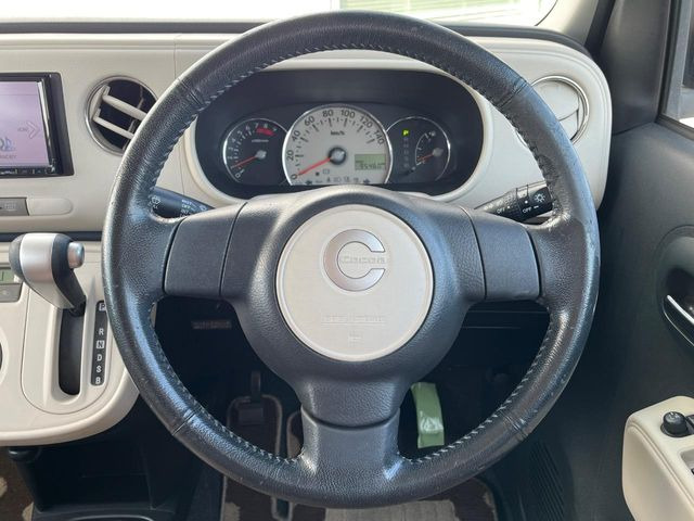 �C���e���A�ɍ��킹���f�U�C���̃X�e�A�����O�́A�^�]�������̂��Ƃ��l���A�^�]���₷���`��A�傫���ł��B�����x�A���ۂɐG���Ă��m���߂��������B