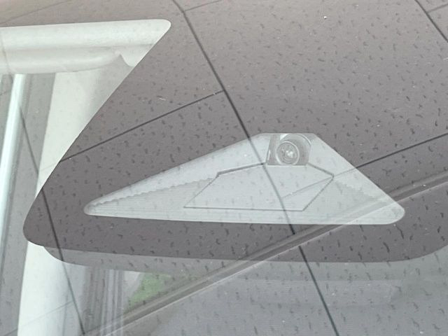 【ホンダセンシング】走行中に前方の車両等を認識し、衝突しそうな時は警報とブレーキで衝突回避と被害軽減をアシスト。より安全にドライブをお楽しみいただけます。