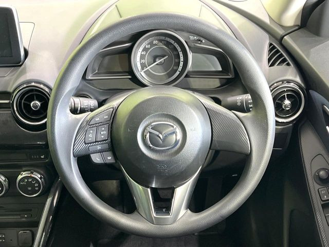�C���e���A�ɍ��킹���f�U�C���̃X�e�A�����O�́A�^�]�������̂��Ƃ��l���A�^�]���₷���`��A�傫���ł��B�����x�A���ۂɐG���Ă��m���߂��������B