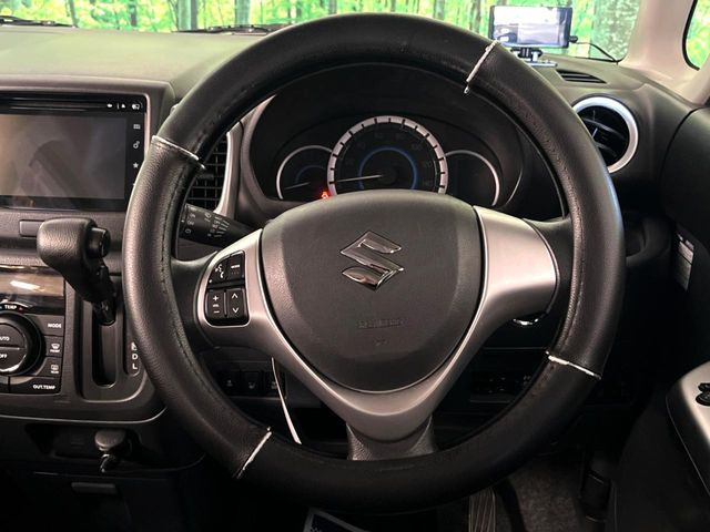�C���e���A�ɍ��킹���f�U�C���̃X�e�A�����O�́A�^�]�������̂��Ƃ��l���A�^�]���₷���`��A�傫���ł��B�����x�A���ۂɐG���Ă��m���߂��������B