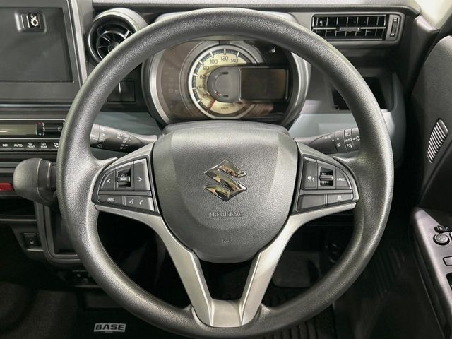 �C���e���A�ɍ��킹���f�U�C���̃X�e�A�����O�́A�^�]�������̂��Ƃ��l���A�^�]���₷���`��A�傫���ł��B�����x�A���ۂɐG���Ă��m���߂��������B
