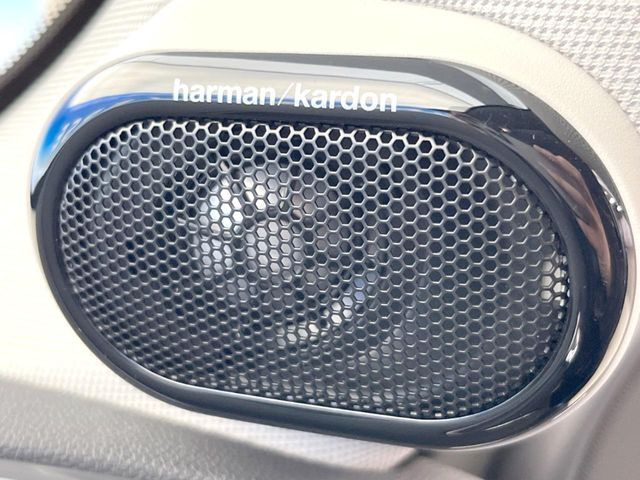 ��harman/kardon�T�E���h�V�X�e��:�I�[�f�B�I��僁�[�J�[����|����v���~�A���X�s�[�J�[�𑕔��B�����̃X�s�[�J�[����A���̗������܂ŕ����鍂�i���ȉ��y�����y���݂��������܂��B