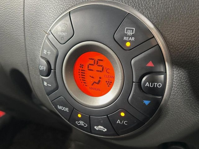 【オートエアコン】一度お好みの温度に設定すれば、車内の温度を検知し風量や温度を自動で調整。暑い&hellip;寒い&hellip;と何度もスイッチ操作をする必要はありません。快適な車内空間には必須の機能ですね♪