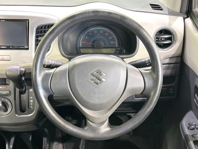 �C���e���A�ɍ��킹���f�U�C���̃X�e�A�����O�́A�^�]�������̂��Ƃ��l���A�^�]���₷���`��A�傫���ł��B�����x�A���ۂɐG���Ă��m���߂��������B