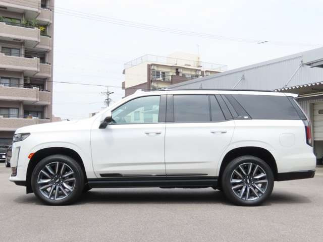 エスカレードホワイトスポーツ エディション 4WD