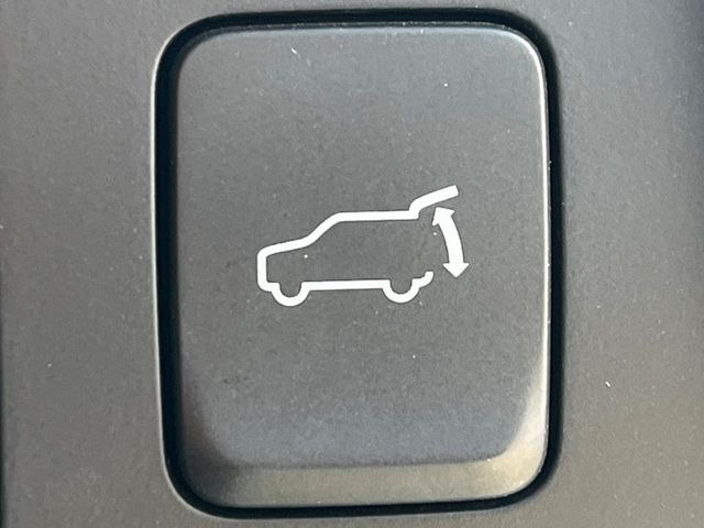 【パワーバックドア】スマートキーや運転席のボタンを押すだけでリアゲートが自動で開閉します!荷物を持っている時や、高い位置にあるバックドアを閉める際に便利な機能です♪
