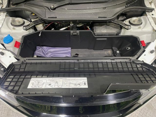 積み下ろしのしやすいデッキにはたっぷりと荷物を積み込んでいただけます。遊びから仕事まで、様々なシーンで頼れます♪