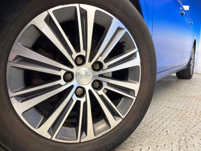 ●純正16インチアルミホイール:輸入車ならではの卓越した走りを支えるホイールと足回りです!日本車の走りに慣れている方にもぜひ体感して頂きたいほど、高いレベルでまとまっています!