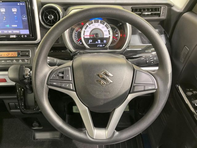 �C���e���A�ɍ��킹���f�U�C���̃X�e�A�����O�́A�^�]�������̂��Ƃ��l���A�^�]���₷���`��A�傫���ł��B�����x�A���ۂɐG���Ă��m���߂��������B