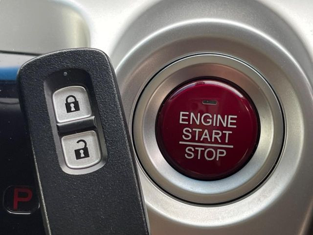 �yHonda�X�}�[�g�L�[�z�J�o����|�P�b�g�ɓ��ꂽ�܂܂ł��h�A�̎{���E�������\�ȃX�}�[�g�L�[�𑕔��B�G���W���̃I���E�I�t�����J�M�����o���K�v����������Ƃ��Ă��֗��ł���