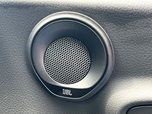 �yJBL�T�E���h�V�X�e���z���[�J�[�I�v�V�����̍��i�ʃT�E���h�V�X�e���𓋍ځB��p�̃`���[�j���O���{���ꂽ�召�l�X�ȃX�s�[�J�[����ǎ��ȃT�E���h���t�ł��A�Տꊴ���ӂ�鉹����Ԃ����o���܂��B