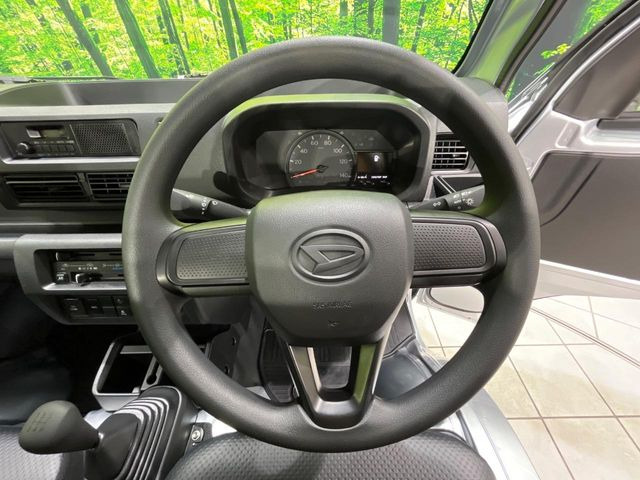 �C���e���A�ɍ��킹���f�U�C���̃X�e�A�����O�́A�^�]�������̂��Ƃ��l���A�^�]���₷���`��A�傫���ł��B�����x�A���ۂɐG���Ă��m���߂��������B