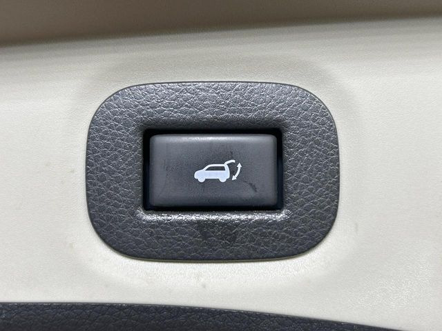 【パワーバックドア】スマートキーや運転席のボタンを押すだけでリアゲートが自動で開閉します!荷物を持っている時や、高い位置にあるバックドアを閉める際に便利な機能です♪