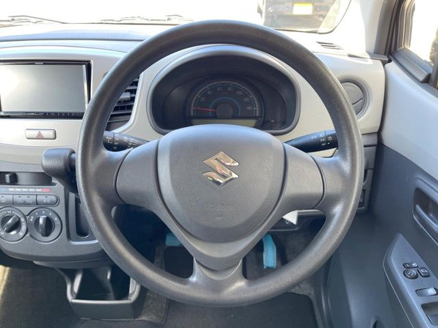 �C���e���A�ɍ��킹���f�U�C���̃X�e�A�����O�́A�^�]�������̂��Ƃ��l���A�^�]���₷���`��A�傫���ł��B�����x�A���ۂɐG���Ă��m���߂��������B