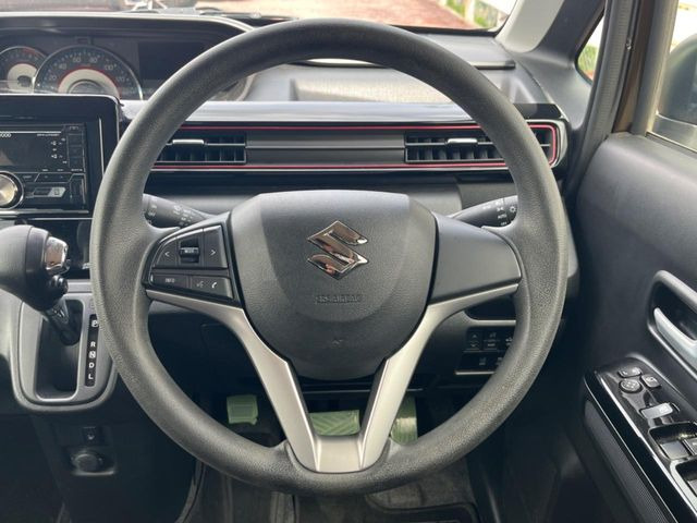 �C���e���A�ɍ��킹���f�U�C���̃X�e�A�����O�́A�^�]�������̂��Ƃ��l���A�^�]���₷���`��A�傫���ł��B�����x�A���ۂɐG���Ă��m���߂��������B