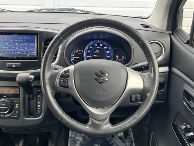 �C���e���A�ɍ��킹���f�U�C���̃X�e�A�����O�́A�^�]�������̂��Ƃ��l���A�^�]���₷���`��A�傫���ł��B�����x�A���ۂɐG���Ă��m���߂��������B