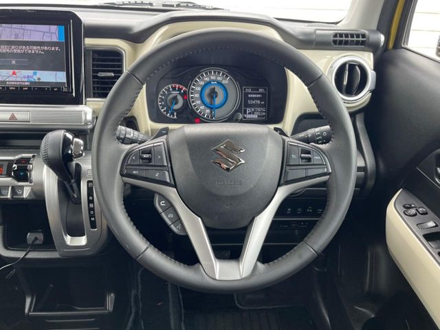�C���e���A�ɍ��킹���f�U�C���̃X�e�A�����O�́A�^�]�������̂��Ƃ��l���A�^�]���₷���`��A�傫���ł��B�����x�A���ۂɐG���Ă��m���߂��������B