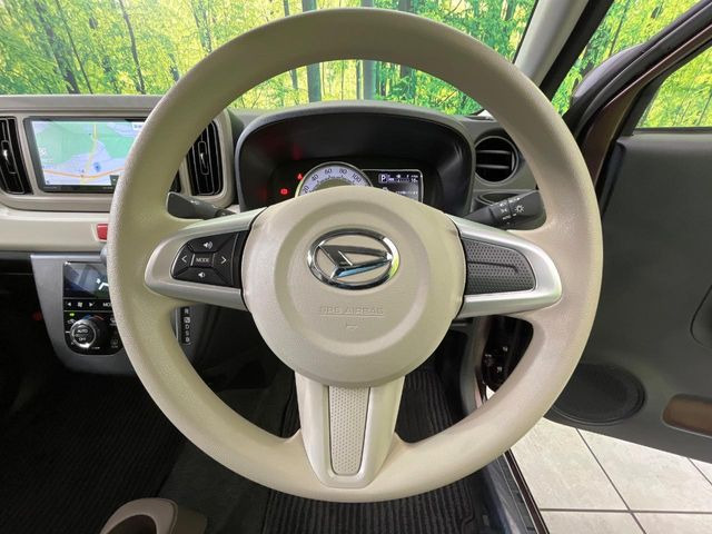 �C���e���A�ɍ��킹���f�U�C���̃X�e�A�����O�́A�^�]�������̂��Ƃ��l���A�^�]���₷���`��A�傫���ł��B�����x�A���ۂɐG���Ă��m���߂��������B