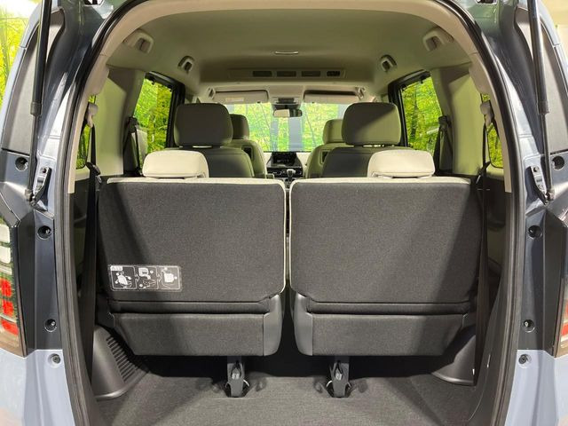 普段のお買い物や通勤、送迎等に十分な荷室スペースを確保しております。セカンドシートを倒すと、大きな荷物の積載も可能です♪