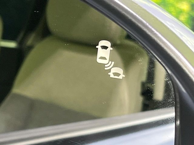 【ブラインドスポットインフォメーション】走行中、ドアミラーの死角になりやすい箇所に後続車が接近するとサイドミラー付近に警告を表示、ドライバーに注意喚起をしてくれます。