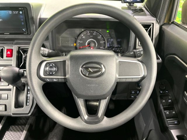 �C���e���A�ɍ��킹���f�U�C���̃X�e�A�����O�́A�^�]�������̂��Ƃ��l���A�^�]���₷���`��A�傫���ł��B�����x�A���ۂɐG���Ă��m���߂��������B