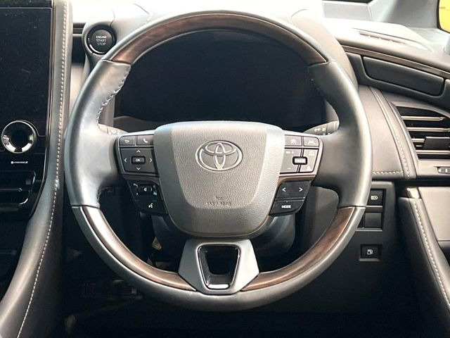 �C���e���A�ɍ��킹���f�U�C���̃X�e�A�����O�́A�^�]�������̂��Ƃ��l���A�^�]���₷���`��A�傫���ł��B�����x�A���ۂɐG���Ă��m���߂��������B