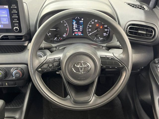 �C���e���A�ɍ��킹���f�U�C���̃X�e�A�����O�́A�^�]�������̂��Ƃ��l���A�^�]���₷���`��A�傫���ł��B�����x�A���ۂɐG���Ă��m���߂��������B