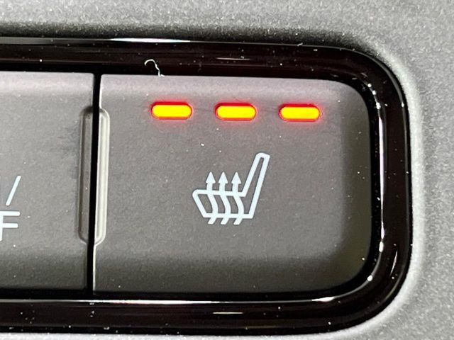 【シートヒーター】寒い日に重宝するシートヒーター!エアコンより早く温まってくれるので寒がりの人も安心ですね♪エアコンの温風は乾燥するから苦手、という方にもをおすすめです。