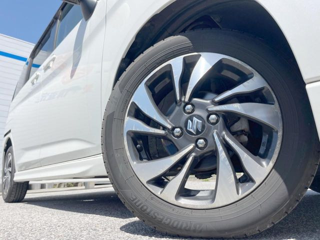 �y����15�C���`�A���~�z�C�[���z�O�ςɃ}�b�`���������A���~�z�C�[���𑕒����Ă���܂��B�e��ЊO�A���~�z�C�[����A�X�^�b�h���X�^�C�����戵�����Ă���܂��B���񂲑��k����������