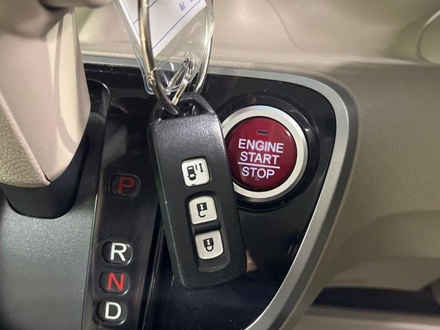 �yHonda�X�}�[�g�L�[�z�J�o����|�P�b�g�ɓ��ꂽ�܂܂ł��h�A�̎{���E�������\�ȃX�}�[�g�L�[�𑕔��B�G���W���̃I���E�I�t�����J�M�����o���K�v����������Ƃ��Ă��֗��ł���