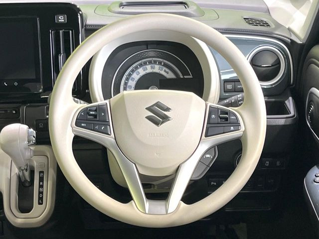 �C���e���A�ɍ��킹���f�U�C���̃X�e�A�����O�́A�^�]�������̂��Ƃ��l���A�^�]���₷���`��A�傫���ł��B�����x�A���ۂɐG���Ă��m���߂��������B