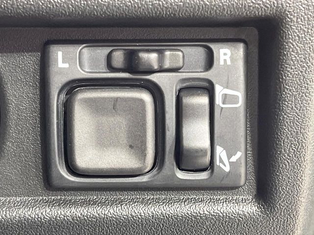 【電動格納ミラー】サイドミラーは電動格納式となっており、狭い駐車場でもキズがつくリスクを抑えられます。