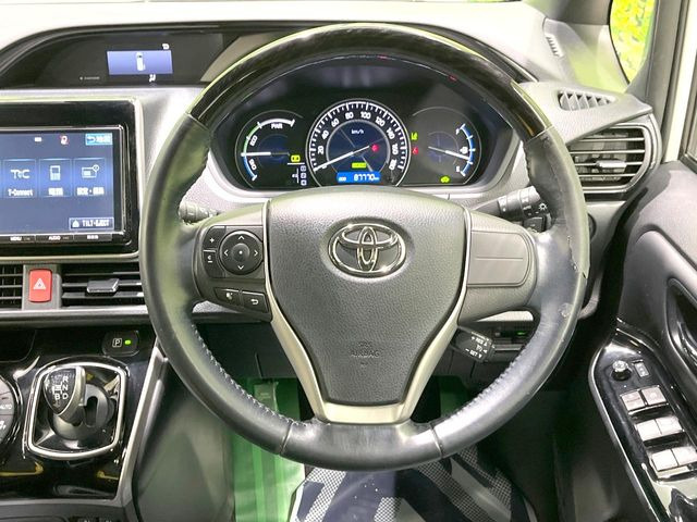 �C���e���A�ɍ��킹���f�U�C���̃X�e�A�����O�́A�^�]�������̂��Ƃ��l���A�^�]���₷���`��A�傫���ł��B�����x�A���ۂɐG���Ă��m���߂��������B