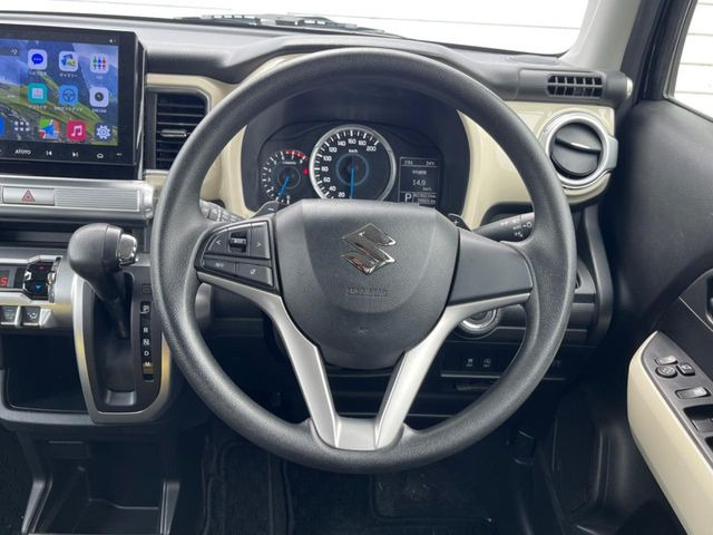 �C���e���A�ɍ��킹���f�U�C���̃X�e�A�����O�́A�^�]�������̂��Ƃ��l���A�^�]���₷���`��A�傫���ł��B�����x�A���ۂɐG���Ă��m���߂��������B