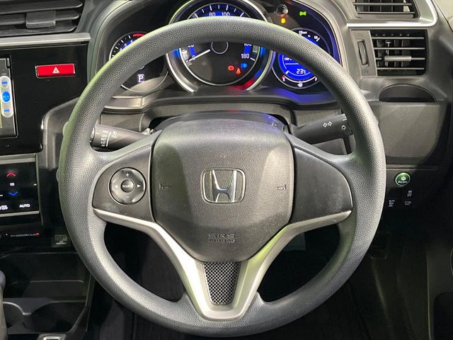 �C���e���A�ɍ��킹���f�U�C���̃X�e�A�����O�́A�^�]�������̂��Ƃ��l���A�^�]���₷���`��A�傫���ł��B�����x�A���ۂɐG���Ă��m���߂��������B