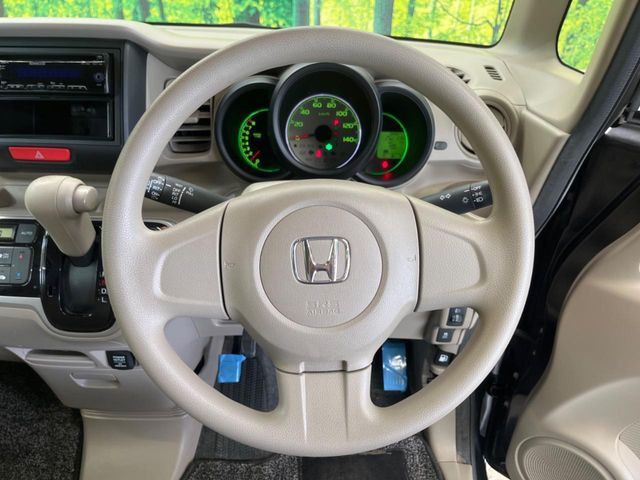 �C���e���A�ɍ��킹���f�U�C���̃X�e�A�����O�́A�^�]�������̂��Ƃ��l���A�^�]���₷���`��A�傫���ł��B�����x�A���ۂɐG���Ă��m���߂��������B