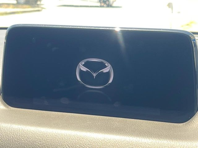 【マツダコネクト】車内の雰囲気にマッチした一体型タイプのディスプレイ。各種車輌設定やBluetooth再生等、様々な機能が楽しめます。専用SDカードのご購入で、ナビ機能も使用出来ます。