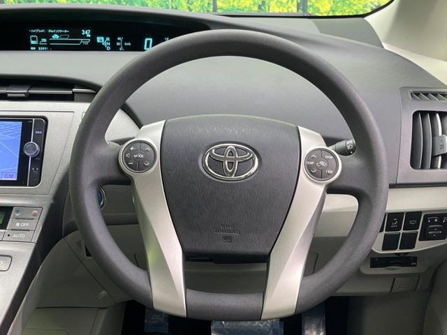 �C���e���A�ɍ��킹���f�U�C���̃X�e�A�����O�́A�^�]�������̂��Ƃ��l���A�^�]���₷���`��A�傫���ł��B�����x�A���ۂɐG���Ă��m���߂��������B