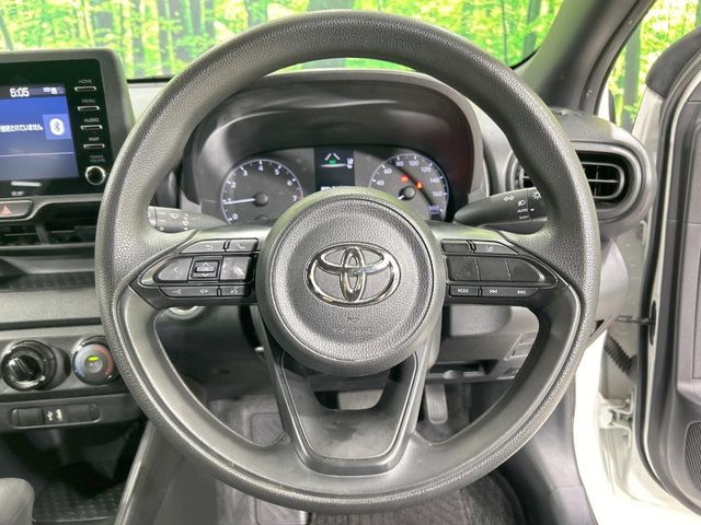 �C���e���A�ɍ��킹���f�U�C���̃X�e�A�����O�́A�^�]�������̂��Ƃ��l���A�^�]���₷���`��A�傫���ł��B�����x�A���ۂɐG���Ă��m���߂��������B