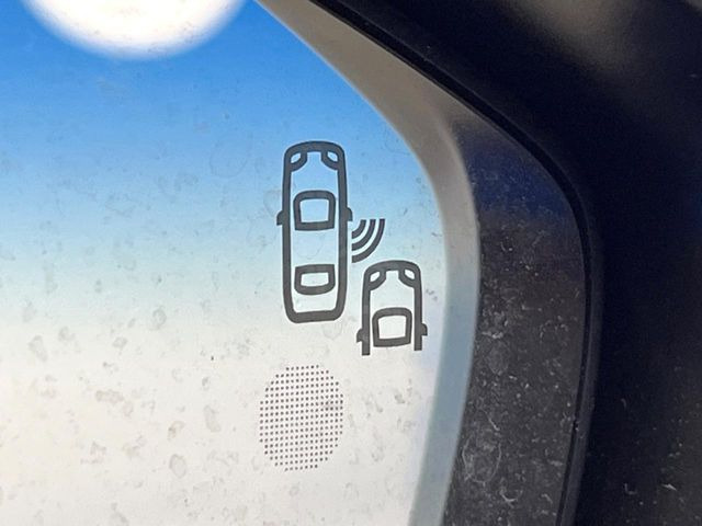 ●ブラインドアシストセンサー:視角からの車を感知し、ドライバーが車線変更を行う際に、警告音と共に注意を促してくれる安全支援機能です!