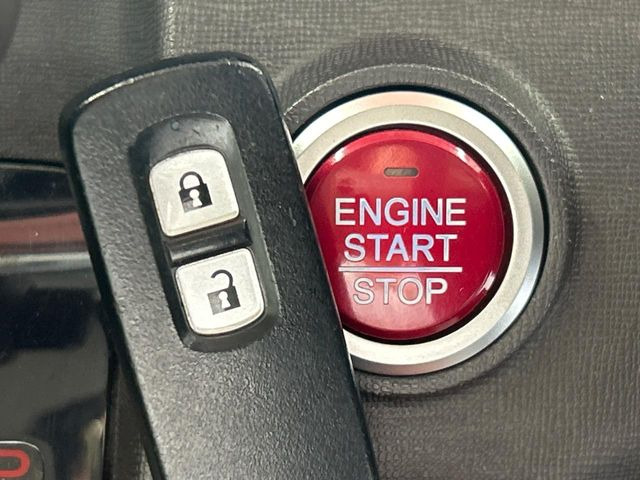 �yHonda�X�}�[�g�L�[�z�J�o����|�P�b�g�ɓ��ꂽ�܂܂ł��h�A�̎{���E�������\�ȃX�}�[�g�L�[�𑕔��B�G���W���̃I���E�I�t�����J�M�����o���K�v����������Ƃ��Ă��֗��ł���