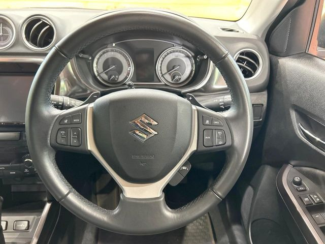 �C���e���A�ɍ��킹���f�U�C���̃X�e�A�����O�́A�^�]�������̂��Ƃ��l���A�^�]���₷���`��A�傫���ł��B�����x�A���ۂɐG���Ă��m���߂��������B