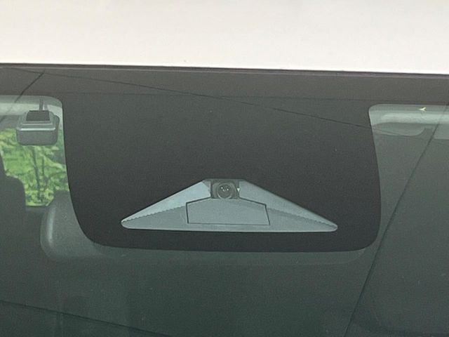 【ホンダセンシング】走行中に前方の車両等を認識し、衝突しそうな時は警報とブレーキで衝突回避と被害軽減をアシスト。より安全にドライブをお楽しみいただけます。