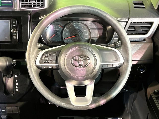 �C���e���A�ɍ��킹���f�U�C���̃X�e�A�����O�́A�^�]�������̂��Ƃ��l���A�^�]���₷���`��A�傫���ł��B�����x�A���ۂɐG���Ă��m���߂��������B